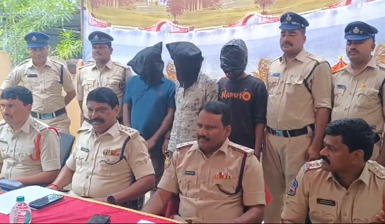 The Medak district SP announced the arrest of an interstate gang involved in multiple thefts over the past four months, recovering valuable items and cash.