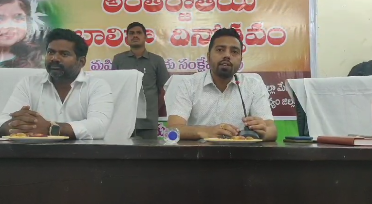 CPM leader Reddy Sri Ramamurthy emphasized the rights of tribal people over their land and the need for officials to support their claims, threatening public protests if necessary.