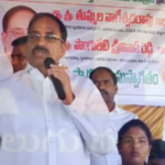 In Khammam, Agriculture Minister Tumma Nageswar Rao inaugurated a cotton purchase center, addressing farmers' challenges due to heavy rains and encouraging alternative crops. Content in Telugu: ఖమ్మం రూరల్ మండలం గుర్రాలపాడులో సీసీఐ ఆధ్వర్యంలో పత్తి కొనుగోలు కేంద్రాన్ని రాష్ట్ర వ్యవసాయ శాఖ మంత్రి తుమ్మల నాగేశ్వరరావు ప్రారంభించారు. ఈ కార్యక్రమంలో, తుమ్మల మాట్లాడుతూ అధిక వర్షాల కారణంగా పంట దిగుబడి తగ్గి రైతులు కష్టాల్లో ఉన్నారని వెల్లడించారు. రాష్ట్ర వ్యాప్తంగా 44 లక్షల ఎకరాల్లో పత్తి సాగు చేస్తున్నారని ఆయన పేర్కొన్నారు. సీసీఐ కేంద్రాలను జిల్లా అధికారులు ఎప్పటికప్పుడు పరిశీలించి, రైతులకు నష్టం జరగకుండా చూసుకోవాలని ఆయన సూచించారు. ప్రయివేటు వ్యాపారులు కూడా మద్దతు ధరకే రైతుల నుంచి పత్తి కొనుగోలు చేయాలని తుమ్మల అన్నారు. మిర్చి, పత్తికి వాతావరణ పరిస్థితులు అనుకూలం కాకుండా ఉండడం రైతులపై ప్రభావం చూపుతోందని తెలిపారు. రైతులు ఆయిల్ పామ్ సాగిస్తే మార్కెటింగ్ సమస్యలు ఉండవని, రాష్ట్రం మొత్తం ఆయిల్ పామ్ పై దృష్టి సారిస్తున్నారని మంత్రి చెప్పారు.