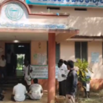 ఖమ్మంలో ఎలక్ట్రానిక్ మీడియా రిపోర్టర్ల నిరసన Electronic media reporters protest in front of the Vemsoor Tahsildar's office after being threatened by Tahsildar Raju during an inquiry into illegal mining activities.