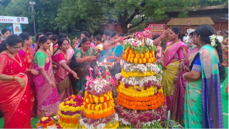 The Telangana Munnuru Kapu Sangham Women's Power celebrated the Golden Bathukamma festivities with grandeur, uniting women from 33 districts.