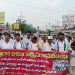 Today, a human chain was organized by the Visakh Steel Protection Struggle Committee at the old Gajuwaka Junction, demanding the merger of the Visakh Steel Plant into SAIL and opposing privatization. Former MLAs and local leaders participated in this event.