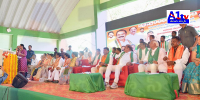 The oath-taking ceremony for the Janagama Agricultural Market Committee was held with former Deputy CM Kadiyam Srihari and MP Dr. Kadiyam Kavya as chief guests, emphasizing farmer welfare. Content in Telugu: జనగామ వ్యవసాయ మార్కెట్ కమిటీ ప్రమాణ స్వీకార కార్యక్రమానికి మాజీ ఉప ముఖ్యమంత్రి, స్టేషన్ ఘనపూర్ ఎమ్మెల్యే కడియం శ్రీహరి, వరంగల్ పార్లమెంట్ సభ్యురాలు డాక్టర్ కడియం కావ్య ముఖ్య అతిథులుగా హాజరయ్యారు. ఈ సందర్భంగా మార్కెట్ కమిటీ చైర్మన్ బనుక శివరాజ్ యాదవ్, వైస్ చైర్మన్ కొల్లూరి నరసింహులు ప్రమాణ స్వీకారం చేశారు. వారిని శాలువాలతో, పూలమాలలతో ఘనంగా సన్మానించారు. ఎమ్మెల్యే కడియం శ్రీహరి మాట్లాడుతూ, జనగామ జిల్లాకు దేవాదుల ప్రాజెక్టు వరప్రదాయని వివరించారు. ఈ ప్రాజెక్టు వల్ల జిల్లా రూపు రేఖలు మార్చినట్లు పేర్కొన్నారు. అతనన్నారు, ఉమ్మడి రాష్ట్రంలోనే అత్యధిక ధాన్యం దిగుబడి జనగామ జిల్లాలోనే జరుగుతోందని, అది దేవాదుల ప్రాజెక్టు వల్లే సాధ్యమైందని తెలిపారు. ప్రతిపక్షాలపై మాట్లాడుతూ, బిజెపి, బీఆర్ఎస్ పార్టీలు విద్యార్థులను, నిరుద్యోగులను అనవసరంగా రెచ్చగొడుతున్నాయని కడియం శ్రీహరి ఆగ్రహంగా పేర్కొన్నారు. అతని వాదన ప్రకారం, 10 ఏండ్లు అధికారంలో ఉన్న బీఆర్ఎస్ ఒక్క డిఎస్సీ కూడా నిర్వహించకపోవడం సిగ్గుచేటు అని విమర్శించారు. 10 సంవత్సరాలలో కల్వకుంట్ల కుటుంబం తెలంగాణను దోచుకున్నారని ఆయన చెప్పారు. అనంతరం, రైతులకు నిధుల నుండి మధ్యాహ్న భోజనం అందించాలని, విశ్రాంతి భవనం ఏర్పాటు చేయాలని అన్నారు. వచ్చే స్థానిక సంస్థల ఎన్నికల్లో ప్రతి గ్రామంలో కాంగ్రెస్ జెండా ఎగరాలని అన్నారు.