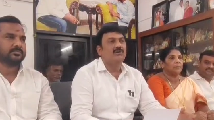 Petla Umashankar Ganesh highlights the struggles faced by construction workers due to sand shortages in Narsipatnam constituency. He demands government action for free sand distribution.