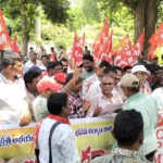 సిపిఎం ఆధ్వర్యంలో ఉచిత ఇసుకకు నిరసన ర్యాలీ CPM party leads a protest rally demanding immediate implementation of free sand supply for construction and tractor workers in Parvathipuram.