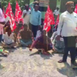 సీతంపేట గ్రామంలో ఎస్టీ కులస్తుల ధర్నా Seethampeta villagers from the ST community, led by CPI(M) leaders, staged a protest demanding government land titles for their community.