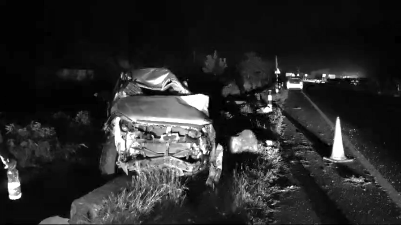 A Max pickup vehicle crashed into side pillars, killing five, including three children. Three others sustained serious injuries and were shifted to RIMS.