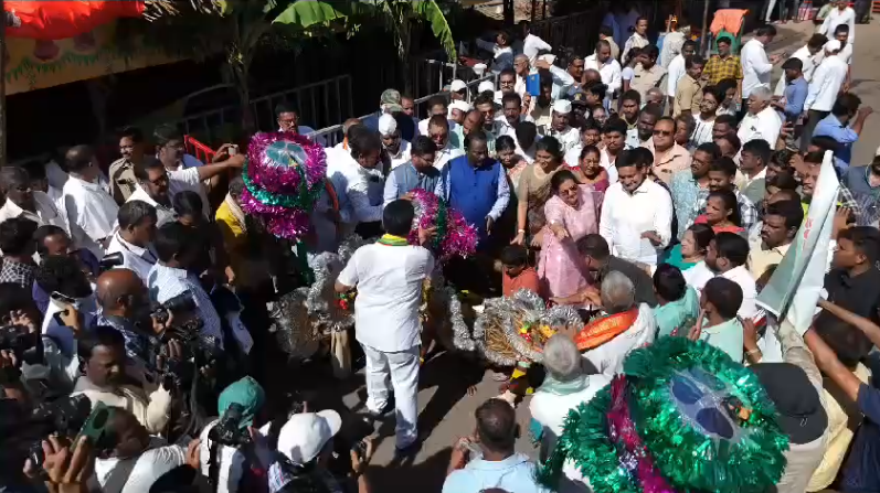 The two-day Vizianagaram festival began with a grand rally from Paiditalli Ammavari temple. Minister Kondapalli Srinivas flagged off the event, which saw enthusiastic participation from students, artists, and athletes.The two-day Vizianagaram festival began with a grand rally from Paiditalli Ammavari temple. Minister Kondapalli Srinivas flagged off the event, which saw enthusiastic participation from students, artists, and athletes.