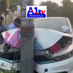 బంజారాహిల్స్లో కారు బీభత్సం, డ్రైవర్ పరారీ A car caused havoc in Banjara Hills by crashing into a divider. The driver fled the scene, and police are investigating the incident involving a software company vehicle.
