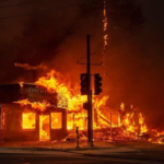 లాస్ఎంజెలిస్ సమీపంలో భారీ కార్చిచ్చు, ప్రజల మధ్య ఆందోళన A wildfire broke out near Los Angeles, California, spreading rapidly due to high winds. Thousands of residents are being evacuated, and power outages have occurred. Firefighters are battling to control the blaze with helicopters.