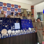 అంతర్ రాష్ట్ర దొంగల ముఠా అరెస్టు, కోటీ 1.5 లక్షల ఆభరణాలు స్వాధీనం Eluru police arrested members of an inter-state thieves gang involved in 43 thefts, recovering gold and silver jewelry worth 1.5 crore. SP Pratap Shiv Kishore praised the operation.