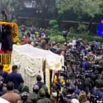 ex PM Dr. Manmohan Singh's final journey begins from AICC office to Nigambodh Ghat. Tight security arrangements made for the procession.