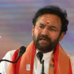 కేంద్ర మంత్రి కిషన్ రెడ్డి చెరువుల ఆక్రమణను అరికట్టే చట్టం కొత్తది కాదని, కాంగ్రెస్ ప్రభుత్వం పాత చట్టానికే హైడ్రా అనే పేరు పెట్టిందని అన్నారు. ఈరోజు హైదరాబాద్‌లో మీడియాతో మాట్లాడిన ఆయన, కాంగ్రెస్ పాలన గ్రామాల్లో ఉద్యోగులకు వేతనాలు ఇవ్వలేని స్థితికి దారితీసిందని విమర్శించారు. జీహెచ్ఎంసీ పరిధిలో గత ఏడు నెలలుగా వీధిలైట్ల నిర్వహణకు నిధులు కేటాయించలేదని ఆయన అన్నారు. గత బీఆర్ఎస్ ప్రభుత్వం తెలంగాణను అప్పుల రాష్ట్రంగా మార్చితే, ఇప్పుడు కాంగ్రెస్ ప్రభుత్వం అదే విధానాన్ని కొనసాగిస్తోందని విమర్శించారు. అభివృద్ధి కార్యక్రమాలను నిర్లక్ష్యం చేస్తూ ప్రజలను మోసం చేస్తున్నారని ఆరోపించారు. మెట్రో రైల్ రెండో దశకు కేంద్రం నుంచి సాయం అందుతోందని, ఇది తమ బాధ్యతగా పరిగణిస్తున్నామని చెప్పారు. కేంద్రం సహాయంతో అభివృద్ధి పనులు జరుగుతున్నా, రాష్ట్ర ప్రభుత్వం తన వైఫల్యాలను కప్పిపుచ్చుకునేందుకు కొత్త పేర్లతో పాత చట్టాలను ప్రవేశపెడుతోందని విమర్శించారు. తెలంగాణ ప్రజలకు న్యాయం చేయాలని కోరుకుంటే, బీజేపీకి మద్దతు ఇవ్వాలని పిలుపునిచ్చారు. స్థానిక సంస్థల ఎన్నికల్లో బీజేపీ మాత్రమే ఓట్లు అడిగే హక్కు కలిగిన పార్టీ అని అన్నారు. రాష్ట్రంలో ప్రజలకు ఉపశమనం కలిగించే విధంగా కేంద్ర ప్రభుత్వం పలు ప్రాజెక్టులకు నిధులు కేటాయిస్తోందని కిషన్ రెడ్డి తెలిపారు. కాంగ్రెస్ ప్రభుత్వం ప్రజా సంక్షేమం కంటే రాజకీయ ప్రయోజనాలకే ప్రాధాన్యత ఇస్తోందని ఆరోపించారు. ప్రజలు కాంగ్రెస్ ప్రభుత్వ అసలు రీతిని గుర్తించి బీజేపీకి మద్దతు ఇవ్వాలని ఆయన విజ్ఞప్తి చేశారు.