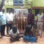 భాకరాపేటలో 32 ఎర్రచందనం దుంగలు పట్టివేత Task Force police seized 32 red sandalwood logs and vehicles in Bhakarapeta forest area, arresting two smugglers.