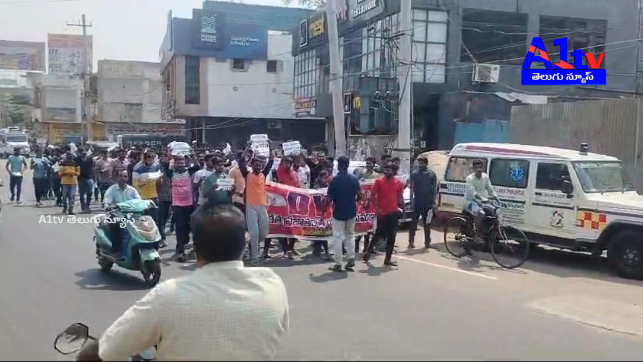 DYFI protests, urging the government to resolve the court case and conduct the constable main exam soon.