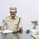 రాజన్న సిరిసిల్లలో పోలీసు అధికారి లిఫ్ట్ ప్రమాదంలో మరణం A senior police officer dies in a lift accident in Rajanna Sircilla. Gangaram, serving as Additional Commandant of Telangana Special Police 17th Battalion.