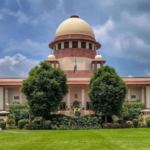 సుదీర్ఘ కాలం పాటు సహజీవనం చేసిన తర్వాత, పెళ్లి మోసం చేశాడని ఆరోపిస్తూ పెట్టే అత్యాచారం కేసులు చట్టబద్ధంగా చెల్లవని సుప్రీంకోర్టు స్పష్టం చేసింది. పెళ్లి హామీతోనే శారీరక సంబంధం ఏర్పడిందని నిర్ధారించలేమని కోర్టు పేర్కొంది. బ్యాంకు అధికారిపై మహిళా లెక్చరర్ చేసిన ఆరోపణలపై విచారణ జరిపిన ధర్మాసనం, క్రిమినల్ చర్యలను రద్దు చేస్తూ తీర్పు ఇచ్చింది. 16 ఏళ్ల పాటు సహజీవనం చేసిన వ్యక్తిపై పెళ్లి మోసం పేరుతో అత్యాచారం కేసు పెట్టడం సరైనది కాదని న్యాయమూర్తులు అభిప్రాయపడ్డారు. వారి బంధం పరస్పర అంగీకారంతో సాగిందని, నిందితుడు బలవంతంగా సంబంధం పెట్టుకున్నట్లు నిరూపణ కావాలని కోర్టు స్పష్టం చేసింది. సుదీర్ఘ కాలం సహజీవనం చేసిన వ్యక్తుల మధ్య లైంగిక సంబంధాన్ని పెళ్లి మోసం కింద పరిగణించలేమని కోర్టు పేర్కొంది. నిందితుడిపై పెట్టిన అత్యాచారం కేసు లివ్-ఇన్ బ్రేకప్‌కు సమానం అని కోర్టు అభిప్రాయపడింది. ఒకరి ఇళ్లను ఒకరు తరచుగా సందర్శించుకోవడం, వేర్వేరు పట్టణాల్లో నివసించినా బంధాన్ని కొనసాగించడం పరస్పర అంగీకారంతోనే జరిగిందని తెలిపింది. ఇంతకాలం సహజీవనం చేసిన వ్యక్తిపై పెళ్లి మోసం చేశాడని ముద్ర వేయడం తగదని వ్యాఖ్యానించింది. పెళ్లి నమ్మకంతోనే సంబంధం కొనసాగిందని చెప్పడం న్యాయపరంగా నమ్మదగిన కారణం కాదని, అటువంటి ఆరోపణలు విశ్వసనీయత కోల్పోతాయని కోర్టు తేల్చిచెప్పింది. సహజీవనం వ్యక్తిగతంగా తీసుకున్న నిర్ణయమని, సహజీవనంలో ఉన్న వ్యక్తిపై పెళ్లి హామీ పేరుతో అత్యాచారం ఆరోపణలు చేయడం సరైనదికాదని తీర్పులో పేర్కొంది.