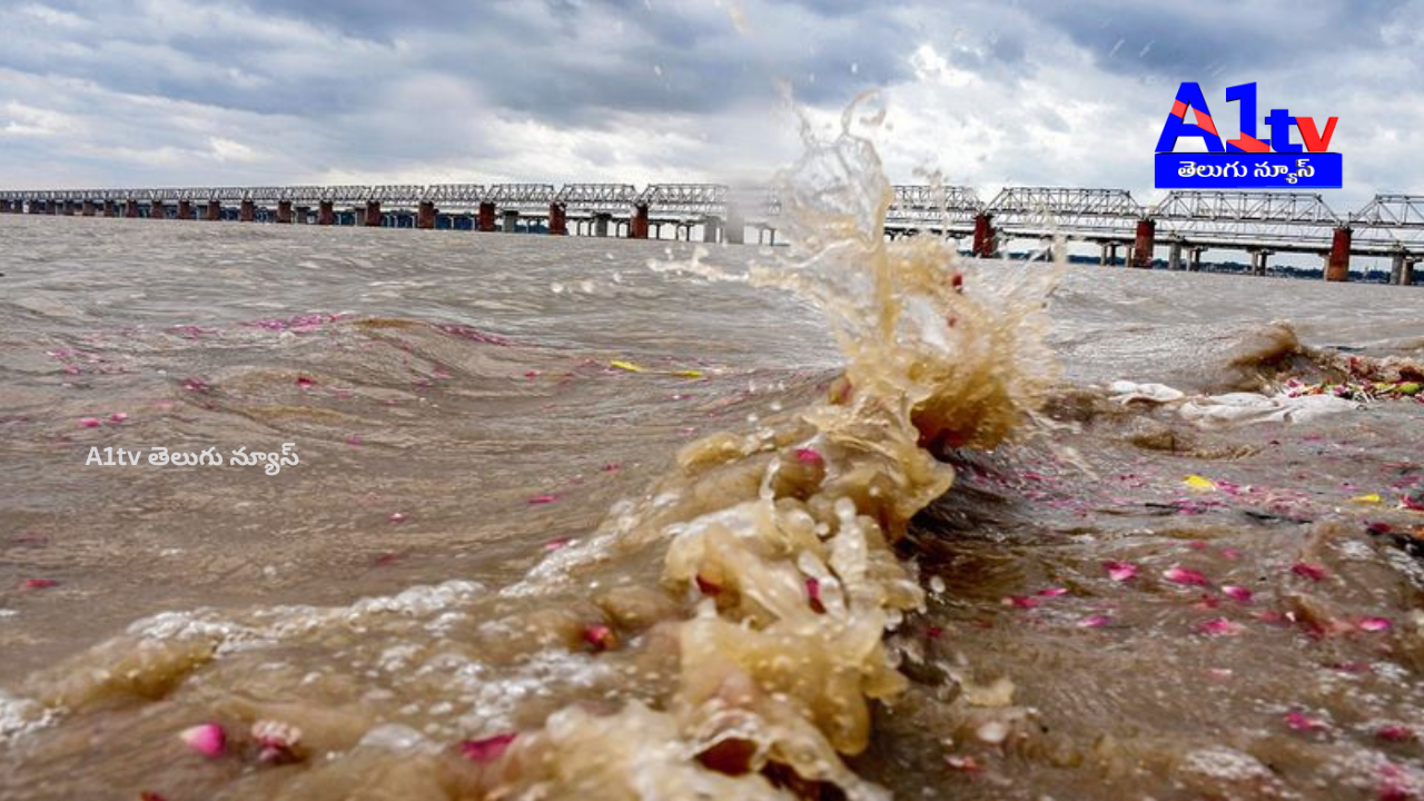 పవిత్ర గంగానది నీరు స్నానానికి పనికిరాదని బీహార్ కాలుష్య నియంత్రణ మండలి (BSPCB) తేల్చింది. రాష్ట్రంలోని 34 ప్రాంతాల్లో గంగానది నీటి నాణ్యతను రెండు వారాలపాటు పరీక్షించిన అనంతరం ఈ నివేదిక వెలువడింది. బీహార్ అసెంబ్లీలో ప్రవేశపెట్టిన ఆర్థిక సర్వే 2024-25లో కూడా ఈ విషయాన్ని స్పష్టం చేశారు. నదిలో అధిక స్థాయిలో బ్యాక్టీరియా కారణంగా స్నానానికి అనువుగా లేదని అధికారులు తెలిపారు. గంగానది ఒడ్డున ఉన్న పట్టణాల నుంచి మురుగు నీరు నదిలో కలుస్తుండటమే ప్రధాన కారణమని సర్వే వెల్లడించింది. ఇళ్ల నుంచి వచ్చే కలుషిత నీరు నేరుగా గంగలో చేరుతుండటంతో నదిలో బ్యాక్టీరియా పెరిగినట్టు అధికారులు తెలిపారు. అయితే, ఈ నీరు వ్యవసాయం, చేపల పెంపకానికి మాత్రమే ఉపయోగపడుతుందని పేర్కొన్నారు. పీహెచ్ స్థాయిలు, డిజాల్వ్‌డ్ ఆక్సిజన్, బయోకెమికల్ ఆక్సిజన్ డిమాండ్ (BOD) పరిమిత స్థాయిలో ఉన్నాయని వివరించారు. బీహార్ కాలుష్య నియంత్రణ మండలి చైర్మన్ శుక్లా మాట్లాడుతూ, కేంద్ర కాలుష్య నియంత్రణ మండలి ప్రమాణాలతో పోల్చినప్పుడు గంగానదిలో కొన్ని ప్రాంతాల్లో ఫీకల్ కోలిఫాం స్థాయి అత్యధికంగా ఉన్నట్టు గుర్తించామని చెప్పారు. కాలుష్య నియంత్రణ చర్యలు తీసుకోవాల్సిన అవసరం ఉందని, నదిలో కలిసే మురుగు నీటిని శుద్ధి చేసేందుకు ప్రత్యేక ప్రణాళికలు రూపొందిస్తున్నట్టు తెలిపారు. ఈ నివేదిక వెలువడిన నేపథ్యంలో స్థానిక ప్రజలు ఆందోళన వ్యక్తం చేస్తున్నారు. గంగానది పవిత్రతకు భంగం కలుగకుండా తగిన చర్యలు చేపట్టాలని ప్రభుత్వాన్ని కోరుతున్నారు. కాలుష్య నివారణకు సమర్థమైన ప్రణాళికలు అమలు చేయాలని, పరిశుభ్రమైన గంగా కోసం ప్రత్యేక నిధులను కేటాయించాలని ప్రజలు డిమాండ్ చేస్తున్నారు.