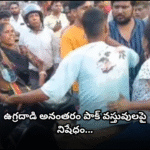 ప్రేమపై ఆగ్రహం.. కుమారుడినే నడిరోడ్డుపై కొట్టిన తల్లిదండ్రులు In Kanpur, UP, a couple was assaulted in public by the boy’s parents over a love affair. The incident was caught on camera and is now viral online.