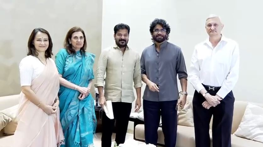 హైదరాబాద్, మే 31: తెలుగు సినిమా ప్రముఖ నటుడు అక్కినేని నాగార్జున, ఆయన భార్య అమల జూబ్లీహిల్స్‌లోని సీఎం నివాసాన్ని ఈ రోజు సందర్శించారు. వారు తెలంగాణ ముఖ్యమంత్రి శ్రీ రేవంత్ రెడ్డిని మర్యాదపూర్వకంగా కలిసారు. ఈ సందర్భంగా తమ కుమారుడు అఖిల్ అక్కినేని వివాహానికి ముఖ్యమంత్రి గారిని ఆహ్వానించారు. సీఎం రేవంత్ రెడ్డికి ప్రత్యేకంగా వివాహ ఆహ్వాన పత్రికను అందజేసిన నాగార్జున దంపతులు, ఆయన忙忙 సమయంలోనూ కొంత సమయం కేటాయించినందుకు కృతజ్ఞతలు తెలిపారు. ఈ సందర్బంగా సీఎం రేవంత్ రెడ్డి, అఖిల్ అక్కినేని వివాహానికి శుభాకాంక్షలు తెలిపారు. యువ దంపతులకు ఉజ్వల భవిష్యత్తు కోరుతూ ఆశీర్వచనాలు ఇచ్చారు. సినీ మరియు రాజకీయ రంగాల్లో ఇది ఒక మర్యాదపూర్వక భేటీగా నిలిచింది.