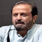 “కవిత ఓ లేడీ డాన్… బీజేపీ బాణం అంటూ మధుయాష్కీ గౌడ్ సంచలన వ్యాఖ్యలు!” తెలంగాణ రాజకీయాల్లో మరోసారి మాటల యుద్ధం ముదిరింది. మాజీ ఎంపీ మధుయాష్కీ గౌడ్ చేసిన వ్యాఖ్యలు తీవ్ర చర్చకు దారితీస్తున్నాయి.ఓ మీడియా సమావేశంలో మాట్లాడిన మధుయాష్కీ, బీఆర్ఎస్ నేత కల్వకుంట్ల కవితపై తీవ్ర విమర్శలు గుప్పించారు."కవిత ఓ లేడీ డాన్లా వ్యవహరిస్తోంది. ఆమె బీజేపీ వదిలిన బాణంలా తెలంగాణ రాజకీయాల్లో తిరుగుతోంది" అని ఆరోపించారు.అంతేకాకుండా,"కవిత ప్రధాని మోదీ, హోంమంత్రి అమిత్ షా కనుసన్నల్లో నడుస్తోంది. కేసీఆర్ కుటుంబం గత 10 ఏళ్లుగా తెలంగాణను దోచుకుందని ప్రజలకు స్పష్టంగా తెలుసుతోంది" అని విమర్శించారు."ప్రజల కోసం ఉద్యమించినవారికి తెలంగాణా ఇవ్వలేదు. కానీ కుటుంబ పాలన కోసం పడ్డవాళ్లే దోపిడీ చేస్తున్నారు. ఇది కవిత, కేసీఆర్ కుటుంబ పాలనకు ఉదాహరణ అని మధుయాష్కీ గౌడ్ మండి పడ్డారు.బీజేపీ, బీఆర్ఎస్, కాంగ్రెస్ మధ్య మాటల తూటాలు తారస్థాయికి చేరుతున్న ఈ సమయంలో… మధుయాష్కీ చేసిన వ్యాఖ్యలు రాజకీయంగా కొత్త దుమారం రేపే అవకాశముంది.ఒకవైపు కవిత జై తెలంగాణ, అమరవీరుల పేరుతో ఉద్యమం అంటుండగా… మరోవైపు ఆమెపై వచ్చిన ఈ విమర్శలు బీజేపీతో సున్నిత సంబంధాలపై కొత్త చర్చకు దారి తీస్తున్నాయి.