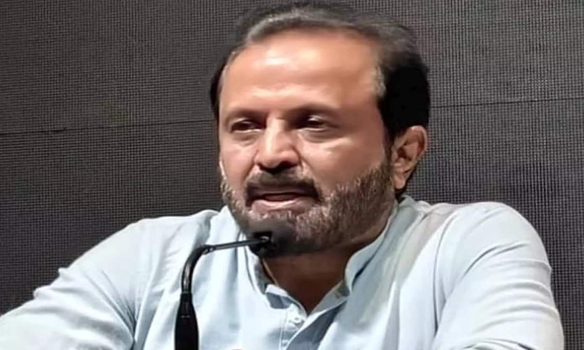 తెలంగాణ రాజకీయాల్లో మరోసారి మాటల యుద్ధం ముదిరింది. మాజీ ఎంపీ మధుయాష్కీ గౌడ్ చేసిన వ్యాఖ్యలు తీవ్ర చర్చకు దారితీస్తున్నాయి.ఓ మీడియా సమావేశంలో మాట్లాడిన మధుయాష్కీ, బీఆర్ఎస్ నేత కల్వకుంట్ల కవితపై తీవ్ర విమర్శలు గుప్పించారు."కవిత ఓ లేడీ డాన్‌లా వ్యవహరిస్తోంది. ఆమె బీజేపీ వదిలిన బాణంలా తెలంగాణ రాజకీయాల్లో తిరుగుతోంది" అని ఆరోపించారు.అంతేకాకుండా,"కవిత ప్రధాని మోదీ, హోంమంత్రి అమిత్ షా కనుసన్నల్లో నడుస్తోంది. కేసీఆర్ కుటుంబం గత 10 ఏళ్లుగా తెలంగాణను దోచుకుందని ప్రజలకు స్పష్టంగా తెలుసుతోంది" అని విమర్శించారు."ప్రజల కోసం ఉద్యమించినవారికి తెలంగాణా ఇవ్వలేదు. కానీ కుటుంబ పాలన కోసం పడ్డవాళ్లే దోపిడీ చేస్తున్నారు. ఇది కవిత, కేసీఆర్ కుటుంబ పాలనకు ఉదాహరణ అని మధుయాష్కీ గౌడ్ మండి పడ్డారు.బీజేపీ, బీఆర్‌ఎస్, కాంగ్రెస్ మధ్య మాటల తూటాలు తారస్థాయికి చేరుతున్న ఈ సమయంలో… మధుయాష్కీ చేసిన వ్యాఖ్యలు రాజకీయంగా కొత్త దుమారం రేపే అవకాశముంది.ఒకవైపు కవిత జై తెలంగాణ, అమరవీరుల పేరుతో ఉద్యమం అంటుండగా… మరోవైపు ఆమెపై వచ్చిన ఈ విమర్శలు బీజేపీతో సున్నిత సంబంధాలపై కొత్త చర్చకు దారి తీస్తున్నాయి.