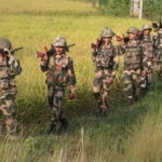 “పశ్చిమ బెంగాల్ సరిహద్దులో బీఎస్ఎఫ్ జవాన్కు షాక్ – చొరబాటుదారుల దాడి, అపహరణ” పశ్చిమ బెంగాల్-బంగ్లాదేశ్ సరిహద్దులో బీఎస్ఎఫ్ (BSF) జవాన్పై తీవ్ర దాడి జరిగింది. చొరబాటుదారులను అడ్డుకునే ప్రయత్నంలో ఉన్న సమయంలో, గుర్తు తెలియని దుండగులు ఆ జవాన్పై విరుచుకుపడి అతడిని అపహరించారు.ఈ ఘటన సోమవారం తెల్లవారుఝామున చోటుచేసుకుంది. సరిహద్దు గస్తీలో భాగంగా విధుల్లో ఉన్న బీఎస్ఎఫ్ జవాన్, అక్రమంగా భారత భూభాగంలోకి ప్రవేశిస్తున్న బంగ్లాదేశ్ చొరబాటుదారులను నిలువరిస్తున్న సమయంలో ఈ దాడి జరిగింది.పలు గంటలపాటు అతడిని బంధించిన అనంతరం, స్థానిక గ్రామస్తుల మరియు బీఎస్ఎఫ్ అధికారుల ఒత్తిడితో చొరబాటుదారులు జవాన్ను వదిలిపెట్టినట్టు సమాచారం. గాయాలపాలైన జవాన్ను స్థానిక ఆసుపత్రికి తరలించి చికిత్స అందిస్తున్నారు. ఈ ఘటనపై బీఎస్ఎఫ్ దర్యాప్తును ప్రారంభించింది. సరిహద్దు భద్రతపై తిరిగి ప్రశ్నలు లేవనెత్తిన ఈ ఘటన, కేంద్ర హోం మంత్రిత్వ శాఖ దృష్టికి చేరింది.