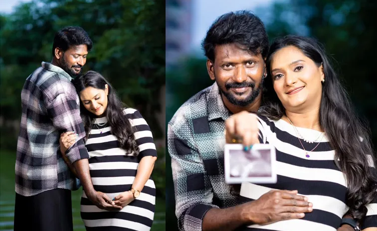 ప్రముఖ యూట్యూబ్ కంటెంట్ క్రియేటర్, కమెడియన్ మహేశ్ విట్టా తన అభిమానులకు హ్యాపీ న్యూస్ చెప్పాడు. తన భార్య గర్భవతి అని సోషియల్ మీడియా ద్వారా ప్రకటించాడు. ఈ సందర్భంగా ఆమె బేబీ బంప్తో ఉన్న ఫోటోలను కూడా షేర్ చేశాడు మహేశ్. ఫొటోలతో పాటు ఎమోషనల్ నోటు కూడా పోస్ట్ చేసిన మహేశ్ – "ఇది మా జీవితంలో అద్భుతమైన దశ" అంటూ అభిమానం చాటుకున్నాడు. ఈ పోస్టుకు నెటిజన్ల నుంచి శుభాకాంక్షల వెల్లువ వస్తోంది. సినీ ప్రముఖులు, ఫ్యాన్స్ అందరూ వారికి భవిష్యత్తు కోసం శుభాభినందనలు చెబుతున్నారు. వివాహ అనంతరం మహేశ్ విట్టా జీవితం మరో కొత్త మలుపు త్రోగుతుండగా… ఈ గుడ్ న్యూస్తో అభిమానులు ఆనందంలో మునిగిపోయారు.