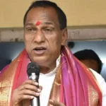 తెలంగాణలో రేవంత్ రెడ్డి నాయకత్వంలోని ప్రభుత్వంపై మాజీ మంత్రి మల్లారెడ్డి తీవ్ర విమర్శలు చేశారు. అయన అభిప్రాయంలో రాష్ట్రం ప్రస్తుతం కౌరవుల చేతుల్లో ఉందని అన్నారు.మల్లారెడ్డి వెల్లడించినట్లుగా, కాంగ్రెస్ పాలనలో అన్ని రంగాలు విఫలమయ్యాయని, ప్రజలకు అవసరమైన సేవలు అందించడం అసమర్ధతకు గురి అయిందని పేర్కొన్నారు."తెలంగాణలో ముఖ్యమైన రంగాలన్నీ వెనుకబడిపోయాయి. ప్రభుత్వ హామీలు విఫలం అయ్యాయి. మళ్లీ ఈ పరిస్థితికి మార్పు తేవాలన్న ఉద్దేశంతో, ప్రజలను మద్దతు కోరుతూ మల్లారెడ్డి పేర్కొన్నారు.