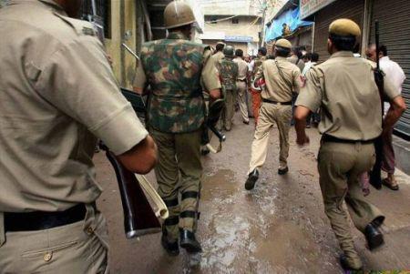 ఉత్తరప్రదేశ్ రాజధాని లక్నోలో మానవత్వాన్ని కలచివేసే ఘోర ఘటన చోటుచేసుకుంది. మూడేళ్ల చిన్నారిపై అత్యాచారం చేసిన నిందితుడిని పోలీసులు ఎన్కౌంటర్ చేశారు. చిన్నారి పరిస్థితి ప్రస్తుతం విషమంగా ఉందని వైద్యులు వెల్లడించారు. ఘటన తర్వాత పోలీసులు సీసీటీవీ ఫుటేజ్, స్కూటర్ నంబర్ ఆధారంగా నిందితుడిని గుర్తించారు. ఆ నిందితుడు దీపక్ వర్మ అని తేలింది. అతనిపై ఇప్పటికే పలు క్రిమినల్ కేసులు ఉన్నట్లు పోలీసులు తెలిపారు. నిందితుడు దీపక్ వర్మ పరారీలో ఉండగా, పోలీసులు వెంబడించారు. ఎదురు దాడి చేయడంతో ఎన్కౌంటర్లో అతను మృతి చెందాడు. ఈ ఘటనకు సంబంధించి పోలీసుల విచారణ కొనసాగుతోంది.బాధిత చిన్నారి ప్రస్తుతం ఆసుపత్రిలో చికిత్స పొందుతోంది. ఆమె ఆరోగ్య పరిస్థితి గంభీరంగా ఉన్నట్లు వైద్యులు వెల్లడించారు. మానవత్వాన్ని తలెత్తించే ఈ దారుణ ఘటనపై దేశవ్యాప్తంగా ఆగ్రహం వ్యక్తమవుతోంది. బాధిత చిన్నారి కోలుకోవాలని దేశం మొత్తం ప్రార్థిస్తోంది.