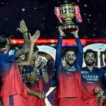 SPORTS: ఆర్సీబీ 18 ఏళ్ల తర్వాత తొలిసారి ఐపీఎల్ చాంపియన్ – విరాట్ కోహ్లీ అభిమానులకు పెద్ద గిఫ్ట్ నేడు ఆర్సీబీ తొలి సారి ఐపీఎల్ ట్రోఫీని గెలిచింది. 18 ఏళ్ల సుదీర్ఘ నిరీక్షణకు అశేష ముగింపు. బెంగళూరు నగరంలో ఈ విజయం కోసం భారీ స్థాయిలో విజయయాత్ర జరుగుతోంది. మధ్యాహ్నం 3:30కు విధాన సౌధ నుంచి పరేడ్ ప్రారంభమవుతుంది. అందరూ సాయం చేసి విజయాన్ని ఆడిట్ చేయడానికి సిద్ధంగా ఉండండి. సాయంత్రం 6 గంటల తర్వాత చిన్నస్వామి స్టేడియంలో పెద్దగా వేడుకలు జరగనున్నాయి. ఈ అద్భుత విజయం ఆర్సీబీ అభిమానులకే అందిన గొప్ప బహుమతి అని విరాట్ కోహ్లీ స్పష్టంగా పేర్కొన్నారు. ఈ గెలుపుతో RCB అభిమానులు ఆనంద సంబరాల ముంపులో మునిగిపోయారు.