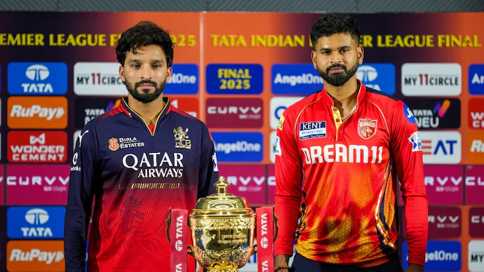 ఈరోజు అహ్మదాబాద్ వేదికగా జరుగనున్న IPL 2024 గ్రాండ్ ఫైనల్కు ముందు, RCB అభిమానుల్లో కొత్త ఉత్సాహం నింపే విధంగా కర్ణాటక డిప్యూటీ సీఎం డీకే శివకుమార్ ఓ స్పెషల్ మెసేజ్ పంపారు.RCB జట్టుకు "ఆల్ ది బెస్ట్" చెబుతూ,"ఈసారి కప్ మనదే కావాల్సిందే!" అని డీకే శివకుమార్ ట్వీట్ చేశారు. అంతేకాదు, ఒక స్పెషల్ వీడియోను సోషల్ మీడియాలో షేర్ చేసి ఆటగాళ్లను ప్రోత్సహించారు.ఫైనల్లో Royal Challengers Bangalore (RCB), Punjab Kings (PBKS) జట్లు తలపడనున్న ఈ సమరానికి దేశవ్యాప్తంగా అభిమానుల దృష్టి నెలకొంది.RCB ఇప్పటివరకు ఒక్కసారి కూడా టైటిల్ గెలవలేదు. ఈసారి చరిత్ర తిరగరాయాలని అభిమానులు ఆశిస్తున్నారు.డిప్యూటీ సీఎం శుభాకాంక్షలతో పాటు కోట్లాది అభిమానుల ఆశీస్సులు RCB వెంటే ఉన్నాయి. చూడాలి మరి… ఈసారి కప్ నిజంగానే వారి చేతికి వస్తుందా?