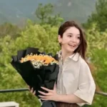 “పాకిస్థాన్లో సోషల్ మీడియా స్టార్  దారుణ హత్య!” పాకిస్థాన్లో సోషల్ మీడియా ప్రపంచాన్ని విషాదంలో ముంచెత్తే దారుణ ఘటన చోటుచేసుకుంది.ప్రముఖ యువ కంటెంట్ క్రియేటర్, ఇన్ఫ్లుయెన్సర్ సనా యూసుఫ్ తన ఇంట్లోనే హత్యకు గురయ్యారు.ఈ హింసాత్మక ఘటన పాకిస్థాన్ రాజధాని ఇస్లామాబాద్లోని ఆమె నివాసంలో చోటుచేసుకుంది.ప్రాథమిక సమాచారం ప్రకారం, సనాను చూడటానికి వచ్చిన ఓ బంధువే, ఆమెపై అత్యంత సమీపం నుంచి గన్తో కాల్పులు జరిపినట్లు తెలుస్తోంది.ఆమె ఘటనా స్థలంలోనే మరణించారని పోలీసులు ధృవీకరించారు.ఈ హత్య పాకిస్థాన్తో పాటు అంతర్జాతీయంగా కూడా తీవ్ర చర్చనీయాంశంగా మారింది.సనా యూసుఫ్ పలు సామాజిక అంశాలపై కంటెంట్ చేస్తూ, యువతలో మంచి గుర్తింపు పొందారు.ఆమె హత్యపై నెటిజన్ల నుంచి తీవ్ర స్పందనలు వస్తున్నాయి. #JusticeForSanaYusuf అనే హ్యాష్ట్యాగ్ ట్రెండింగ్లో ఉంది.ఇక నిందితుడు ప్రస్తుతం పరారీలో ఉన్నట్లు తెలుస్తుండగా, పోలీసులు విచారణ వేగవంతం చేశారు.ప్రముఖ మహిళా సామాజిక కార్యకర్తలు, సెలబ్రిటీలు ఈ హత్యను ఖండిస్తూ, న్యాయం కోరుతున్నారు.