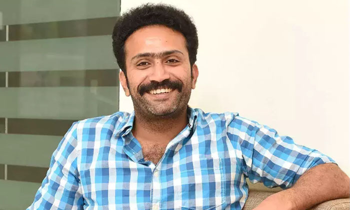 మలయాళ చిత్ర పరిశ్రమలో ప్రముఖ నటుడైన షైన్ టామ్ చాకో తీవ్ర విషాదాన్ని ఎదుర్కొంటున్నారు. ఆయన ప్రయాణిస్తున్న కారు ప్రమాదానికి గురై, ఆయన తండ్రి ప్రాణాలు కోల్పోయారు.వివరాల్లోకి వెళితే ఈ ప్రమాదం సేలం - బెంగళూరు జాతీయ రహదారిపై చోటు చేసుకుంది. షైన్ టామ్ చాకో, తన తండ్రి సి.పి. చాకోతో కలిసి కారులో ప్రయాణిస్తున్న సమయంలో వాహనం నియంత్రణ తప్పి ప్రమాదానికి గురైంది.ప్రమాదంలో సి.పి. చాకో గారు అక్కడికక్కడే మరణించారు. షైన్ టామ్ చాకోకి స్వల్ప గాయాలైనట్లు సమాచారం. ఆయనను సమీప ఆసుపత్రికి తరలించి చికిత్స అందిస్తున్నారు. పోలీసులు ఘటన స్థలానికి చేరుకుని కేసు నమోదు చేశారు. పూర్తి వివరాలు త్వరలో వెల్లడికావొచ్చని అధికారులు తెలిపారు.ఈ వార్త మలయాళ సినీ పరిశ్రమను తీవ్ర విషాదంలోకి నెట్టింది. అభిమానులు, సహనటులు షైన్ టామ్ చాకో కుటుంబానికి తమ సానుభూతి వ్యక్తం చేస్తున్నారు.