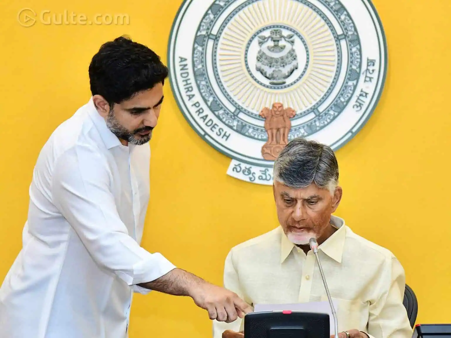 ఏపీలో అధికారంలోకి వచ్చిన వెంటనే టీడీపీ తమ ఎన్నికల హామీలను అమలు చేస్తోంది. ముఖ్యంగా 'తల్లికి వందనం' పథకం కింద తల్లుల ఖాతాల్లో నిధులు జమ అవుతున్నట్టు అధికార పార్టీ వెల్లడించింది. టీడీపీ తరఫున అధికార ప్రతినిధులు మాట్లాడుతూ, “మేము ఎన్నికల సమయంలో ఇచ్చిన మాట ప్రకారం చర్యలు తీసుకుంటున్నాం. 'తల్లికి వందనం' కింద డబ్బులు నేరుగా వారి ఖాతాల్లోకి జమ అవుతున్నాయి. ఇది గౌరవాన్ని, కృతజ్ఞతను వ్యక్తపరచే పథకం,” అని పేర్కొన్నారు. ప్రతి తల్లికు నెలకు రూ.15,000 చొప్పున గౌరవ వేతనం అందించే ఈ పథకం, మహిళా శక్తికి నూతన గౌరవాన్ని కలిగించనుందని నేతలు చెబుతున్నారు. ఇక, పథకం అమలు తీరుపై ప్రజల్లో ప్రశంసలు వెల్లువెత్తుతున్నాయి. చంద్రబాబు నాయుడు సర్కారు ఇచ్చిన హామీలు నెరవేర్చడంలో వేగంగా ముందుకు వెళ్తున్నదని విశ్లేషకులు అభిప్రాయపడుతున్నారు. ప్రస్తుతానికి మొదటి విడతగా అనేక మంది తల్లుల ఖాతాల్లో నిధులు జమ కాగా, వచ్చే వారాల్లో మిగిలినవారికీ చెల్లింపులు జరుగనున్నాయి.