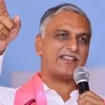 “కేటీఆర్ పై కేసులు వేసినా తలవంచడు – రేవంత్ కక్షసాధింపులకు పాల్పడుతున్నారు: హరీశ్ రావు” తెలంగాణలో రాజకీయ వేడి పెరుగుతోంది. కేటీఆర్ పై కేసులు పెట్టడాన్ని టీఆర్ఎస్ నేతలు తీవ్రంగా ఖండిస్తున్నారు. ముఖ్యంగా మంత్రి హరీశ్ రావు, రేవంత్ రెడ్డిపై తీవ్ర విమర్శలు చేశారు. ఎన్ని కేసులు పెట్టినా కేటీఆర్ తలవంచడని మీకు చెబుతున్నా. ఇది కక్షసాధింపు రాజకీయాలే. ప్రజల్లో ఆదరణ లేకపోయిన రేవంత్ రెడ్డి, ఈ మాయా నాటకాలతో పబ్లిసిటీ కోసం ప్రయత్నిస్తున్నారు. హరీశ్ రావు మాట్లాడుతూ Telangana మొత్తం కేటీఆర్ వెనుక ఉందని, ప్రజలు బలంగా ఆయనకు మద్దతుగా ఉన్నారని స్పష్టం చేశారు. ఒక్కవైపు కేసులు, మరోవైపు విమర్శలు కానీ టీఆర్ఎస్ నేతలు మాత్రం కేటీఆర్ కు మద్దతుగా గళమెత్తుతున్నారు. ఈ రాజకీయ దుమారంలో ఎవరి మాట నమ్మాలి అనేది మాత్రం ప్రజల తీర్పు తేల్చాలి.