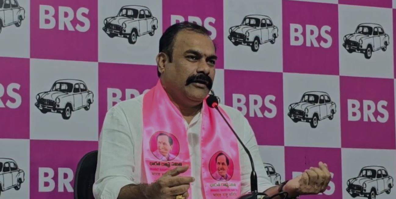 హైదరాబాద్ నగర అభివృద్ధి దిశగా మరో ముందడుగు... జూబ్లీహిల్స్ నియోజకవర్గంలోని వెంగల్ రావ్ నగర్, యూసఫ్ గుడా, షేక్ పేట్ డివిజన్లలో పలు అభివృద్ధి పనులకు శంకుస్థాపనలు ఘనంగా నిర్వహించబడ్డాయి.ఈ కార్యక్రమంలో మంత్రి పొన్నం ప్రభాకర్ గారు, మంత్రి తుమ్మల నాగేశ్వర రావు, వివేక్ వెంకటస్వామి, నగర మేయర్ గద్వాల్ విజయలక్ష్మి, రహమత్ నగర్ కార్పొరేటర్ CN రెడ్డి గార్లు పాల్గొన్నారు. ఈ సందర్భంగా మంత్రులు మాట్లాడుతూ —"గత ప్రభుత్వ హయాంలో అభివృద్ధి偏తుపూర్వకంగా జరిగింది. కేవలం కొన్ని పార్టీలకు చెందిన నియోజకవర్గాలకే అభివృద్ధిని పరిమితం చేశారు" అని మండిపడ్డారు.అలాగే, "ఇప్పుడు ముఖ్యమంత్రి రేవంత్ రెడ్డి గారి నాయకత్వంలో తాగునీరు, రోడ్లు, డ్రైనేజీ, ఉపాధి అవకాశాలపై సమగ్ర ప్రణాళికలు సిద్ధం చేస్తున్నాం" అని చెప్పారు."ప్రజలు తమ ప్రాంత సమస్యలను గుర్తించి అధికారుల దృష్టికి, ప్రభుత్వం దృష్టికి తీసుకురావాలి. అప్పుడే హైదరాబాదు నగర సమగ్ర అభివృద్ధి సాధ్యమవుతుంది" అని మంత్రులు పిలుపునిచ్చారు.ఈ కార్యక్రమంలో జిల్లా కలెక్టర్ దాసరి హరిచందన గారు, జూబ్లీహిల్స్ కాంగ్రెస్ ఇంచార్జి అజారుద్దీన్, బోరబండ కార్పొరేటర్ బాబా ఫసియుద్దిన్, నవీన్ యాదవ్, ఇతర నేతలు, స్థానిక ప్రజలు పాల్గొన్నారు.ప్రాంత ప్రజలు అభివృద్ధి పనులు ప్రారంభమైనందుకు హర్షం వ్యక్తం చేశారు. రాబోయే రోజుల్లో ఈ అభివృద్ధి మరింత వేగం అందుకుంటుందని మంత్రులు తెలిపారు.