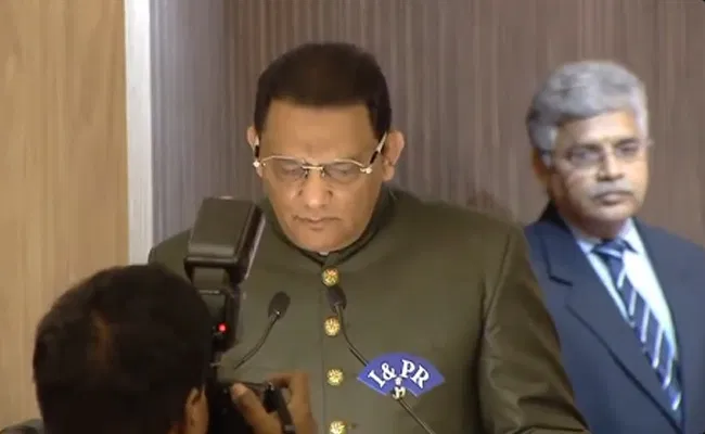 మహ్మద్ అజారుద్దీన్ మంత్రిగా ప్రమాణ స్వీకారం చేస్తున్న ఫోటో – రాజ్‌భవన్‌లో జరిగిన కార్యక్రమం