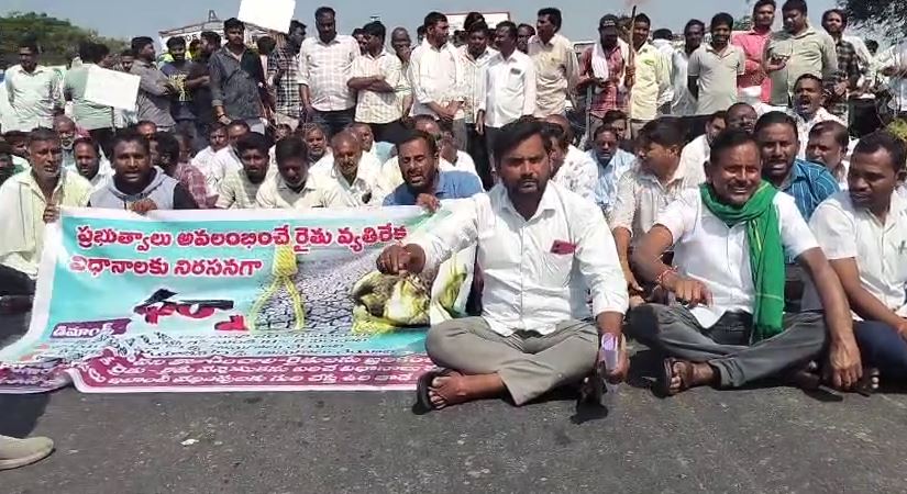 నేరడిగొండలో జాతీయ రహదారిపై రాస్తారోకో చేపట్టిన రైతులు