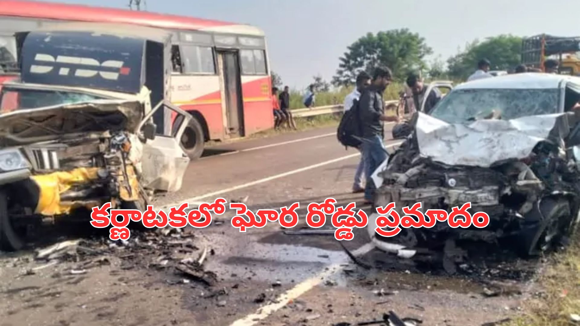 కర్ణాటకలో కారు,వ్యాను ఢీకొని తెలంగాణ వాసులు మృతి