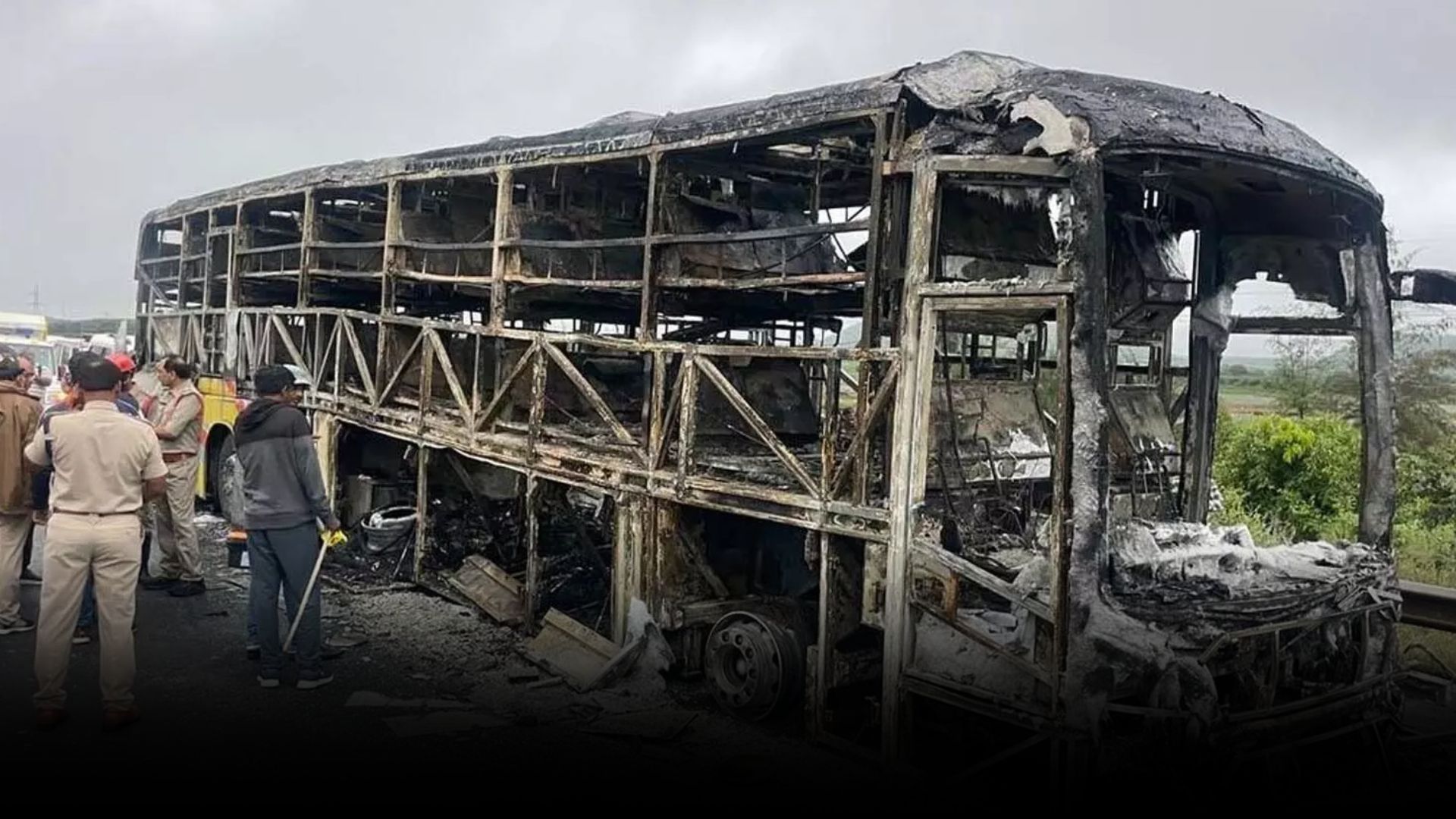 కర్నూలు బస్సు ప్రమాద ఘటనలో మంటల్లో కాలి బూడిదైన బస్సు దృశ్యం