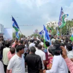 జగన్‌ పర్యటన సందర్భంగా పెనమలూరులో ట్రాఫిక్‌ జామ్‌ మరియు వైకాపా నేతల అల్లరి