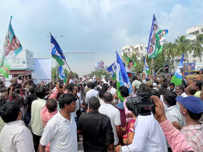 జగన్‌ పర్యటన సందర్భంగా పెనమలూరులో ట్రాఫిక్‌ జామ్‌ మరియు వైకాపా నేతల అల్లరి