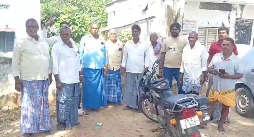 జనగామ జిల్లా ఓబుల్‌ కేశవపురం గ్రామంలో కుమ్మరి కులస్థులపై బహిష్కరణకు నిరసన తెలిపిన గ్రామస్తులు
