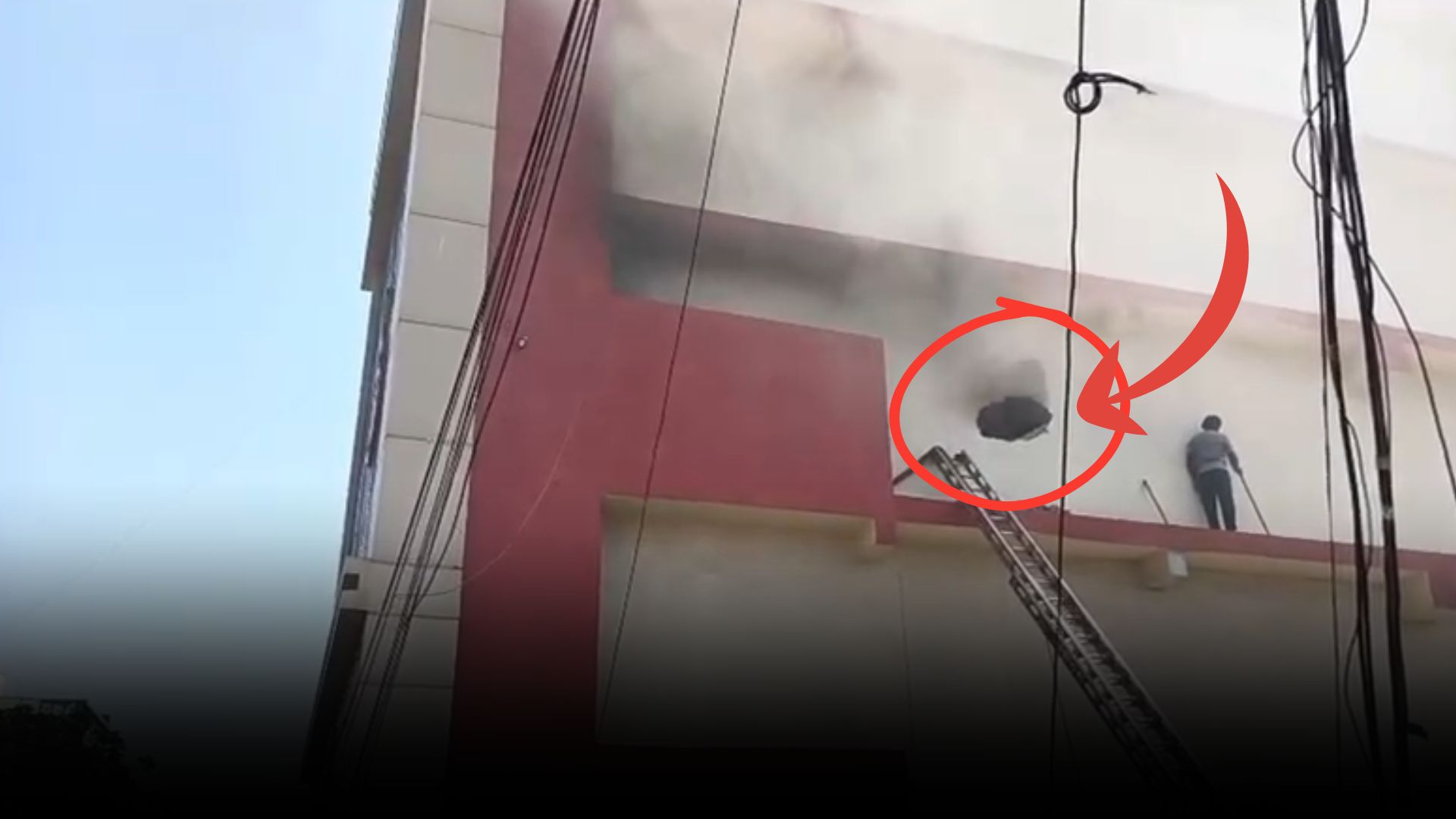 పల్నాడు స్వాతి షాపింగ్ మాల్‌లో భారీ అగ్నిప్రమాదం చిత్రం