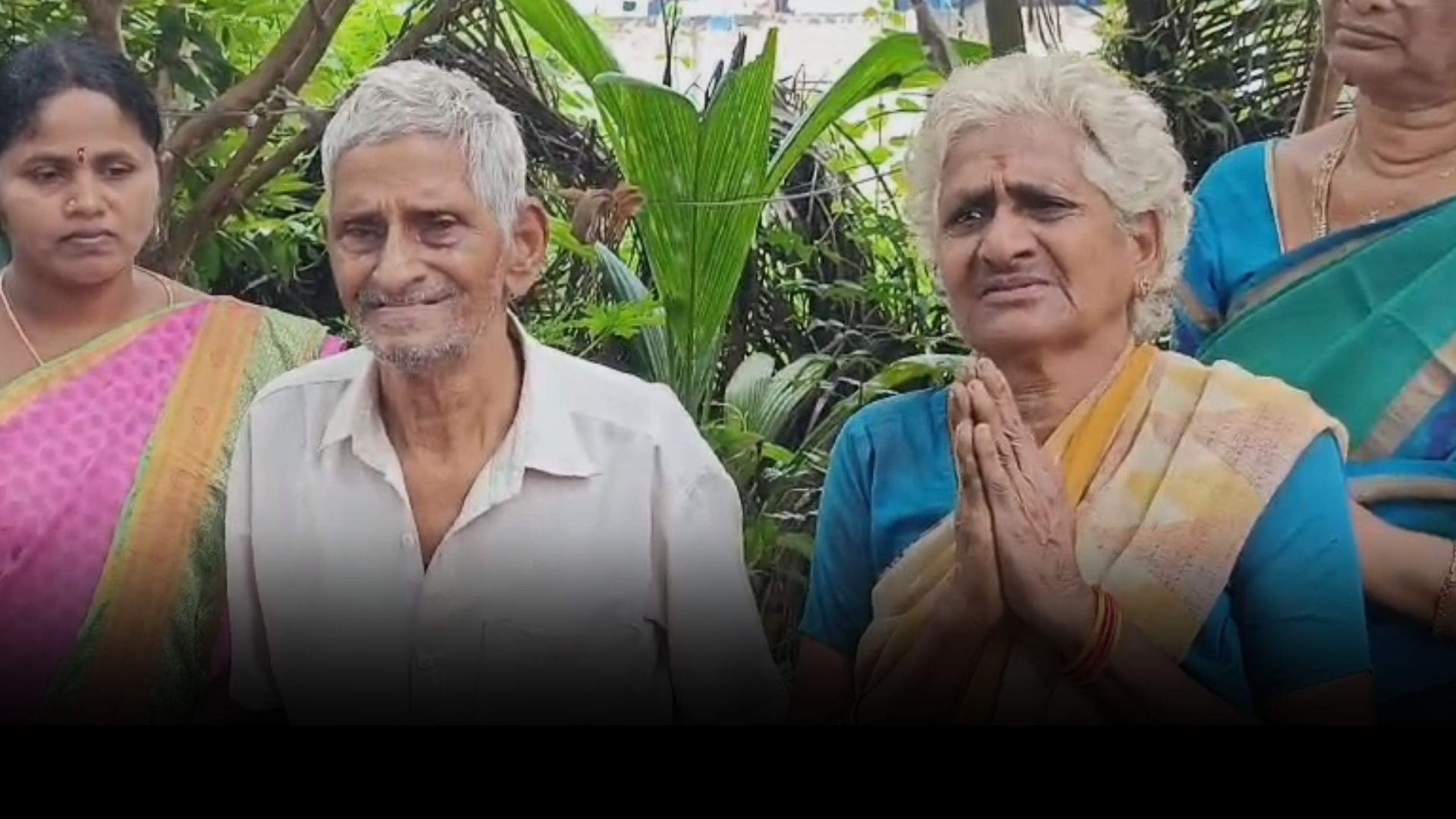 మా ఇల్లు పింఛన్‌ కాలిపోయాయి వృద్ధ దంపతుల ఆవేదన