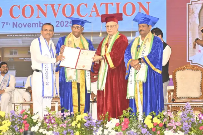 శాతవాహన విశ్వవిద్యాలయంలో గవర్నర్ జిష్ణుదేవ్ వర్మతో స్నాతకోత్సవ వేడుక