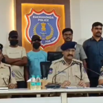 భువనగిరి SOT టీం 1.52 కోట్లు విలువ చేసే 10 లీటర్లు హాష్ ఆయిల్‌తో 2 ముఠా సభ్యులను అరెస్ట్ చేసింది. నిందితులు ఆంధ్రప్రదేశ్‌లో హాష్ ఆయిల్ రవాణా చేసి విక్రయిస్తున్నట్లు గుర్తించారు.