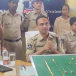 నిర్మల్ జిల్లా ముధోల్ మండల కేంద్రంలో రెండు రోజుల క్రితం సాయిమాధవ్ నగర్ లో జరిగిన దొంగతనని చేధించిన పోలీసులు. మీడియా సమావేశంలో వివరాలు వెల్లడించిన ఎఎస్పీ అవినాష్