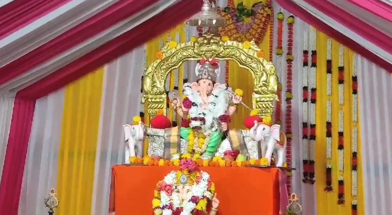 ముధోల్ తాలూకా బోసి గ్రామంలో 64 ఏళ్లుగా కర్ర వినాయకుడికి పూజలు, మొక్కలు సమర్పిస్తే కోరికలు తీరిస్తారని భక్తుల నమ్మకం.